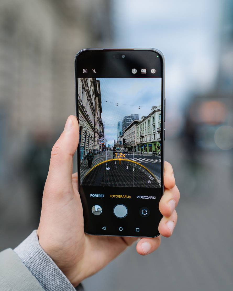 Uhvatite baš svaki trenutak uz prvi Android pametni telefon s AI tipkom za kameru