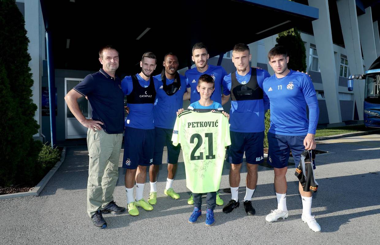 Dinamovi igrači navijaču koji je spasio ulaznice darovali dres