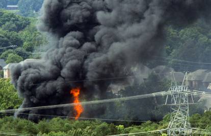 Tisuće ljudi evakuirano: Požar vlaka s opasnim kemikalijama