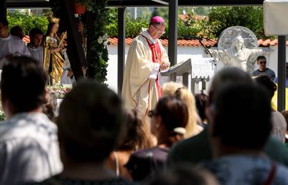 Na blagdane sjetimo se poruka ljubavi i mira u vremenu podjele. To je jedan put...