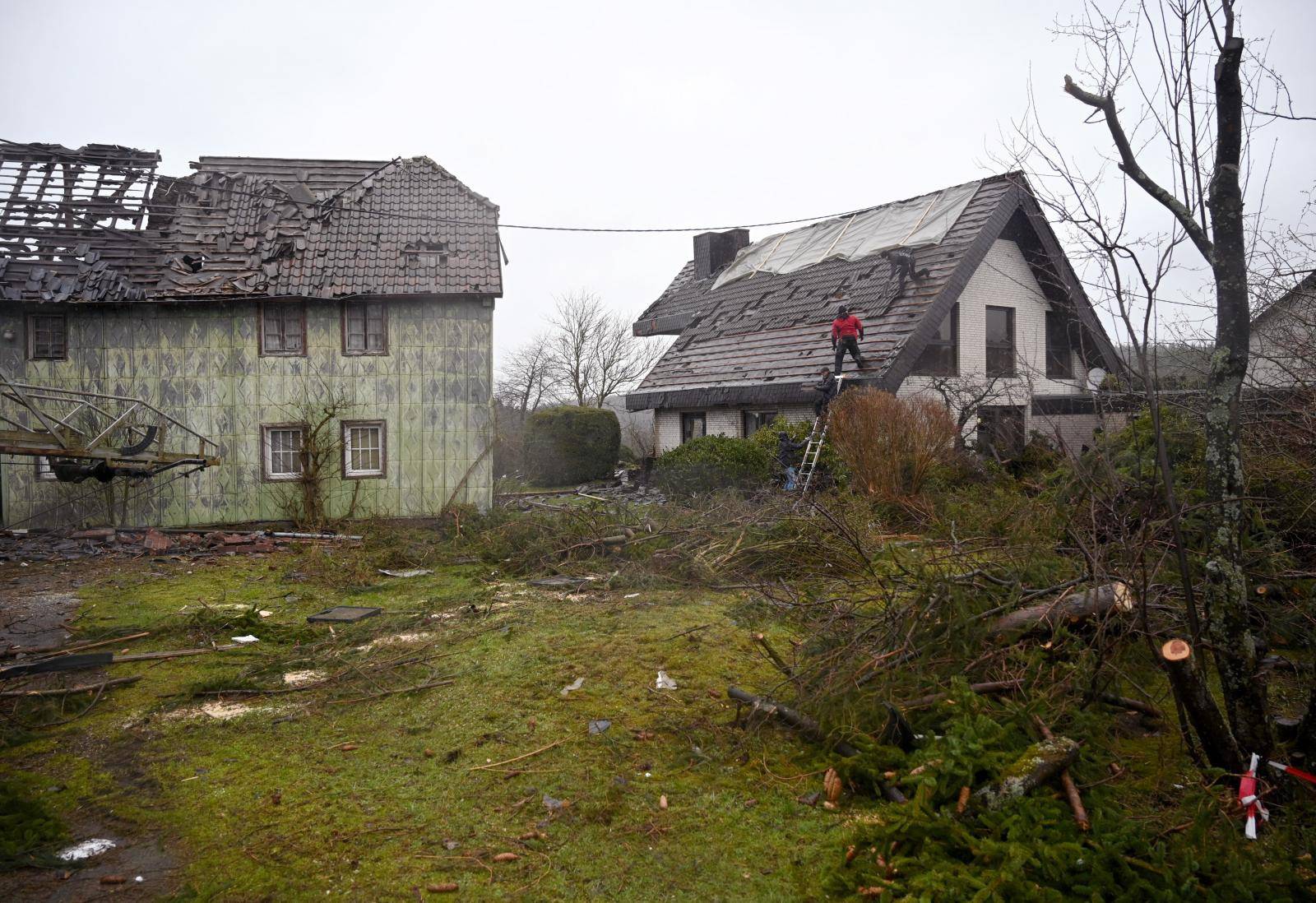 Clearing up work after Tornado in the Eifel region