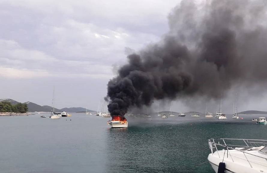 S brodice u plamenu kod Ista spasili su obitelj iz Slovenije