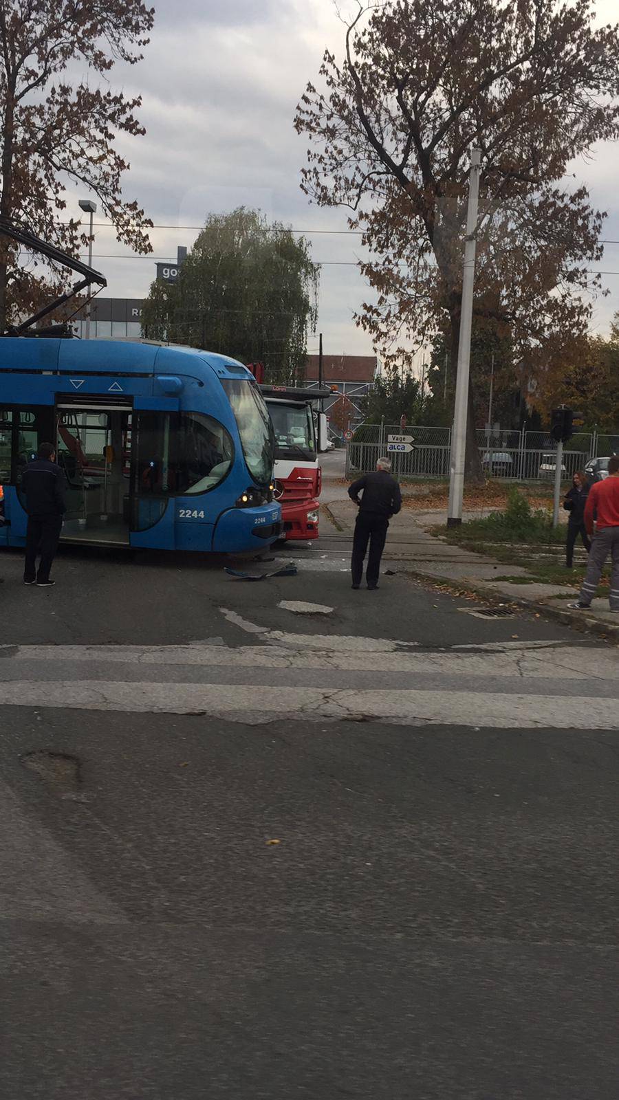 Izbacio ga iz tračnica: Kamion se zabio u tramvaj na Žitnjaku