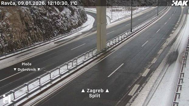 FOTO Snijeg pao i u Splitu! Bijeli se i autocesta u okolici grada: Pogledajte prizore iz Dalmacije