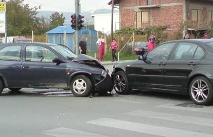 Prošla kroz crveno pa se sudarila sa dva automobila