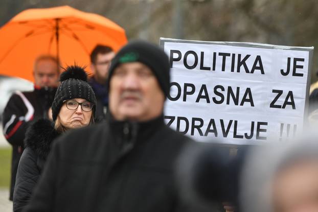 Čakovec: Građani se okupili ispred bolnice u znak podrške kirurzima Županijske bolnice Čakovec