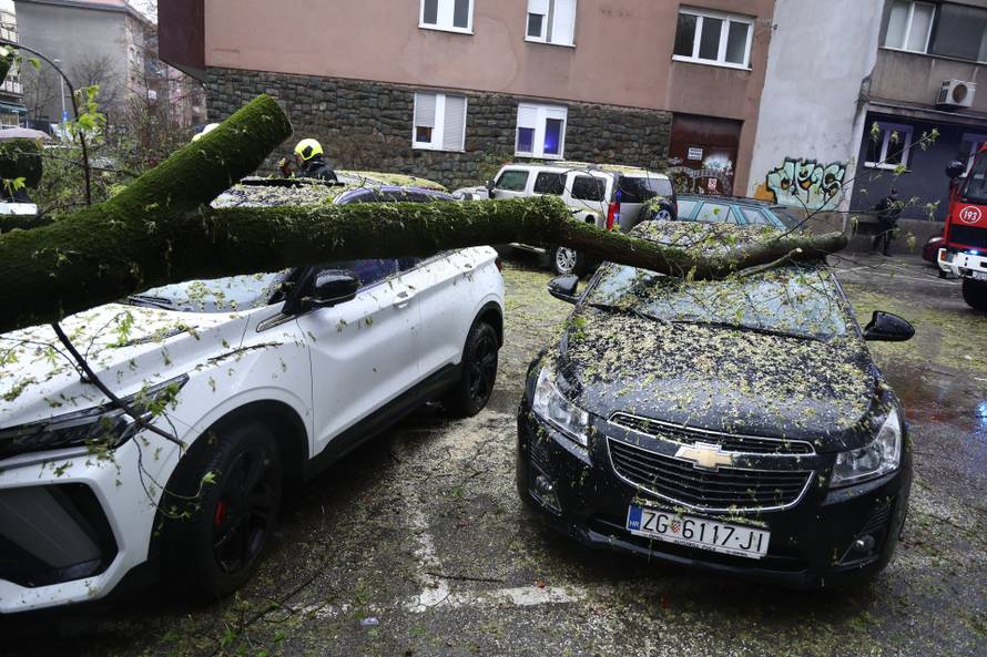 Zagreb:  Nevrijeme i jak vjetar ruše drveće koje pada po automobilima 