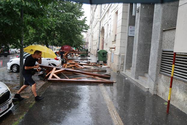 Osijek: Jak vjetar srušio drvenu skelu
