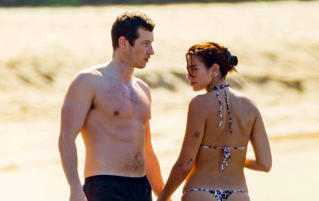 *PREMIUM-EXCLUSIVE* He got her back! Dua Lipa & Callum Turner get cozy on the beach together as they show off their fit physiques during their romantic getaway in Mexico **WEB EMBARGO UNTIL December 22, 2025 UNTIL 1:30pm ET**