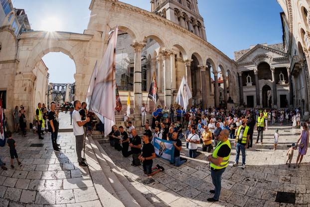 Split: Održana je molitva krunice na splitskom Peristilu