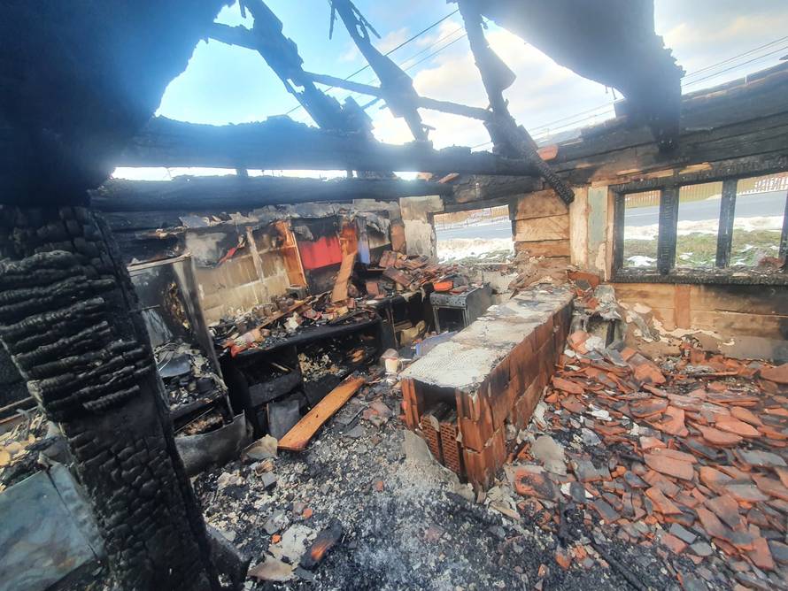 FOTO Buktinja u Glini: 'Žena nas je probudila da bježimo, kuća nam je potpuno izgorjela'