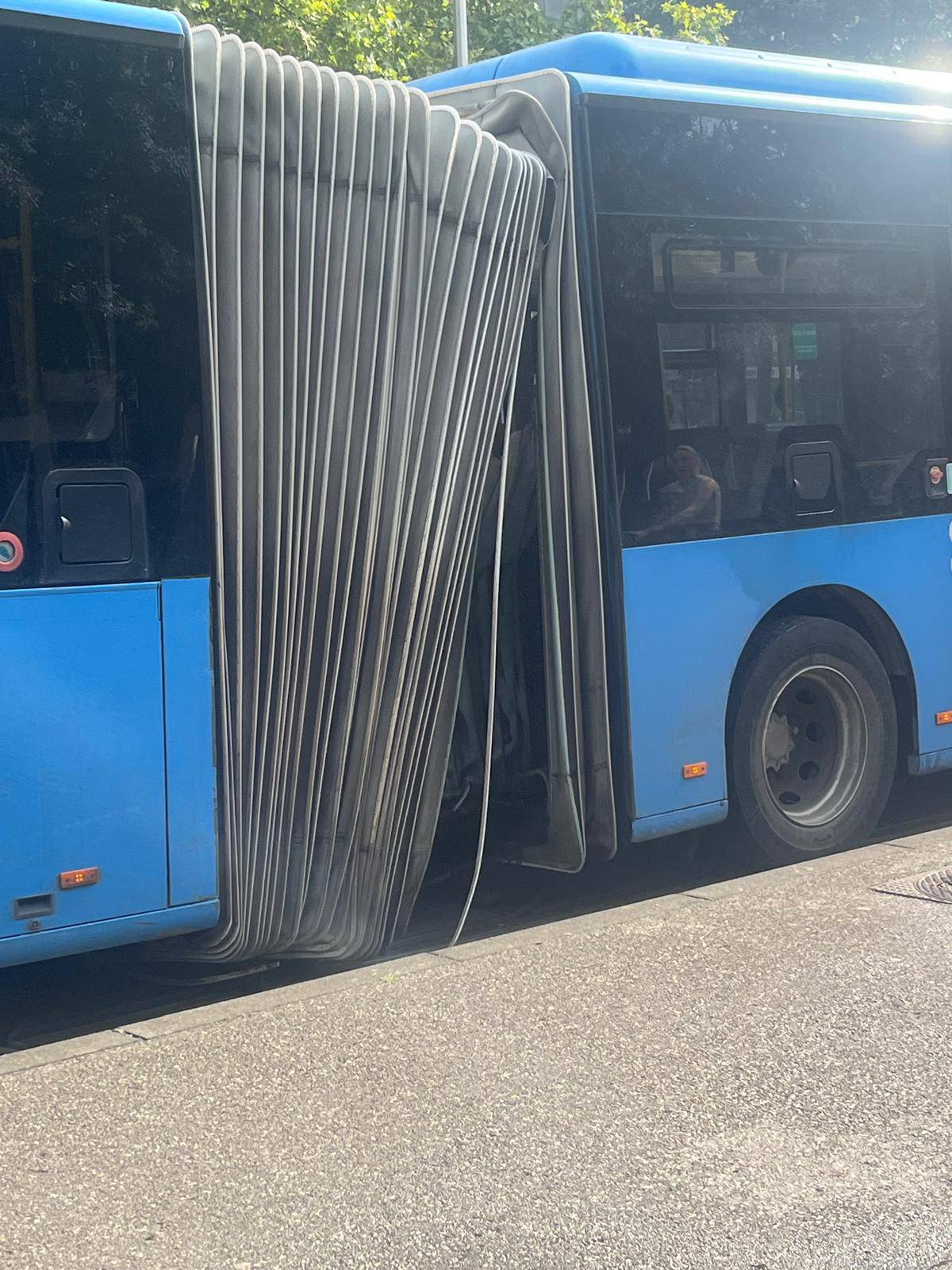 ZET-ov bus naletio na armiranu ploču na cesti pa se prepolovio: 'Sparkirao se i odjednom puklo'