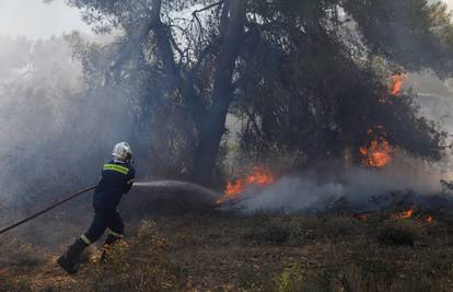 Veliki požari diljem Grčke, temperature danas oko 40 °C