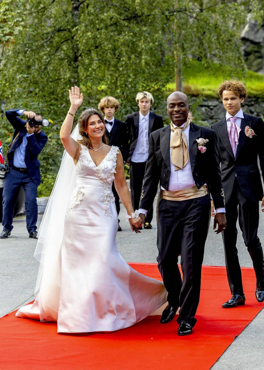 Bridal couple princess Märtha Louise and Mr. Durek Verrett greet the crowd
