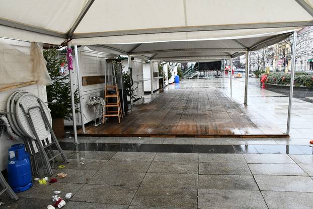 Slavonski Brod: U središtu grada počelo uklanjanje blagdanskih dekoracija i adventskih kućica