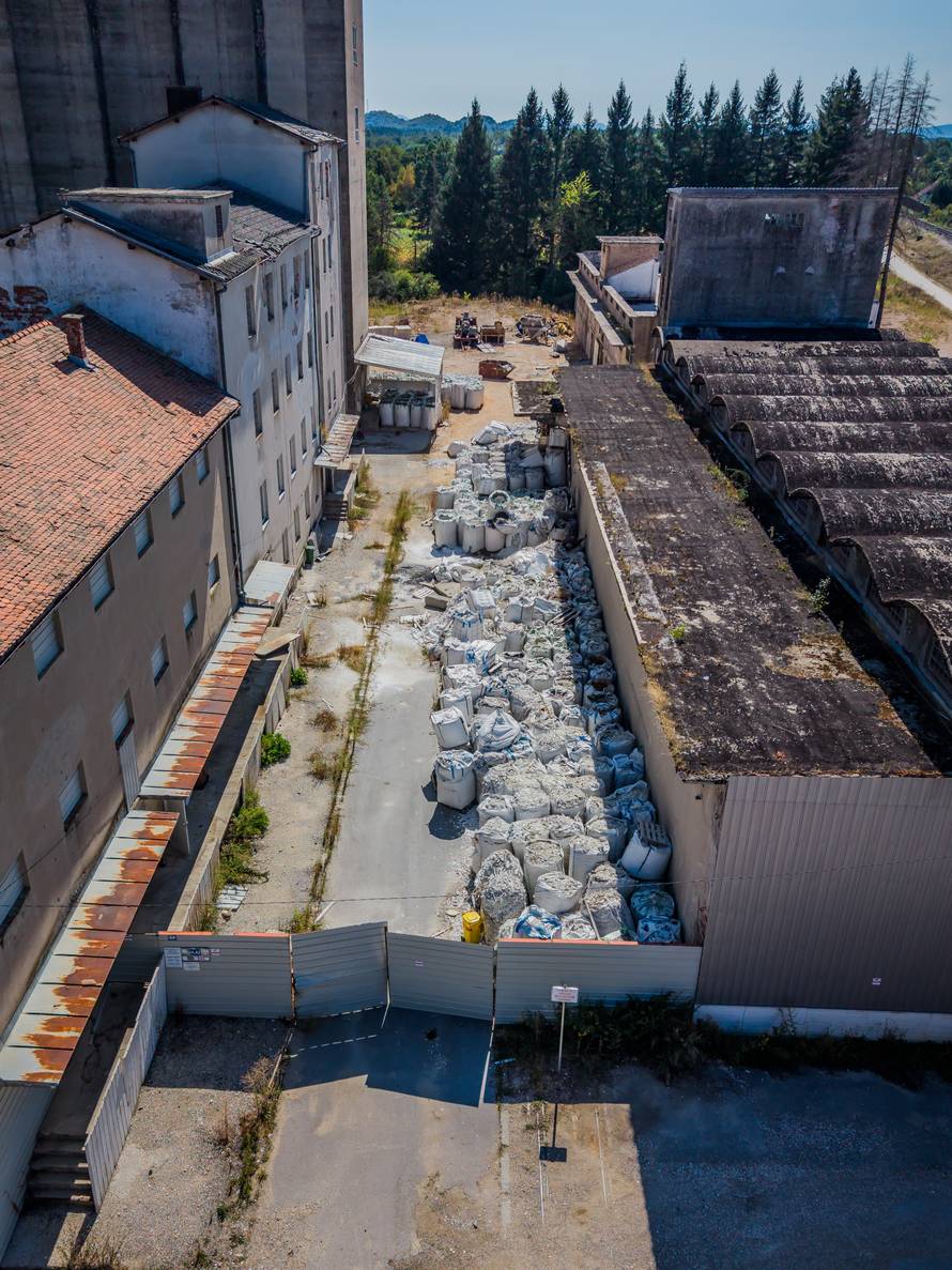 Fotografije iz zraka ilegalnog odlagališta otpada u Gospiću