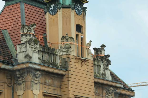 Zagreb: Kipovi na Domu Trgovačko-obrtničke komore zavezani s gurtnama radi sigurnosti