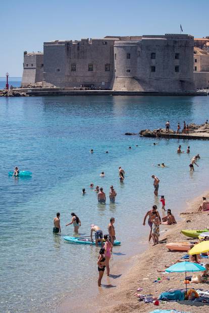 Dubrovnik: Građani i turisti bore se s visokim temperaturama na razne načine