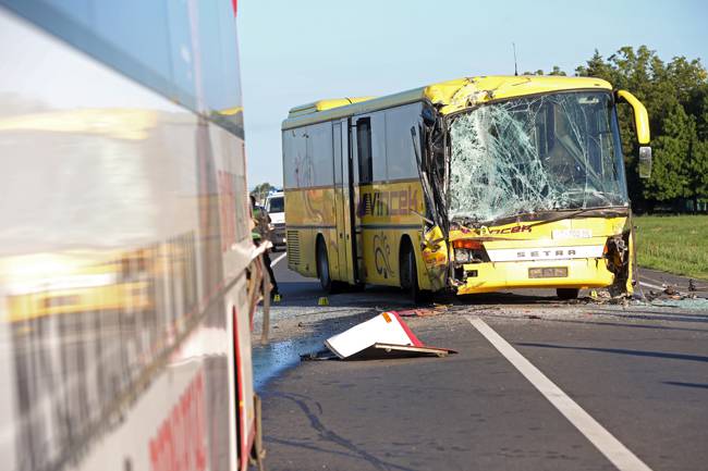 Kako bi izbjegao veću nesreću, vozač busa skrenuo na auto