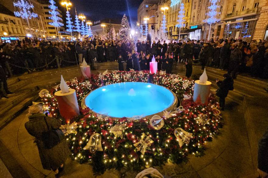 Upaljena je prva adventska svijeća na trgu bana Jelačića u Zagrebu