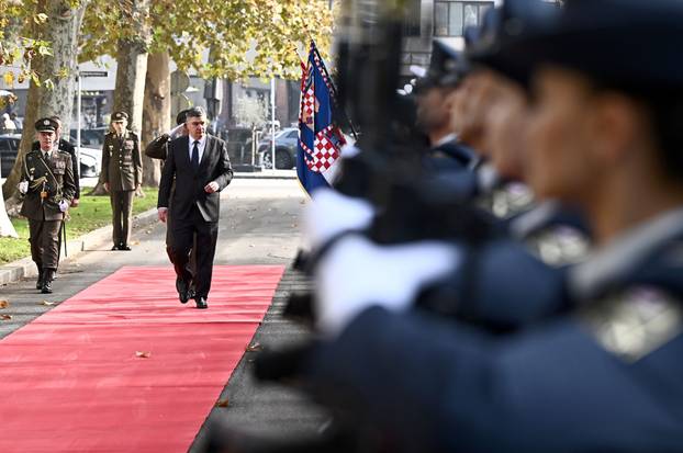Zagreb: Zoran Milanović stigao na sastanak s načelnikom Glavnog stožera OSRH i suradnicima 