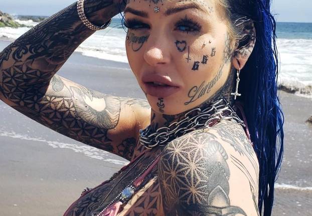 Svojih 600 tetovaža pokazivala je u bikiniju, ali sada ih mora ukloniti: 'Otkazuje mi tijelo...'