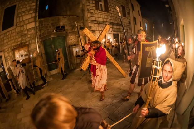 U Imotskom na Cvjetnicu uprizorena „Imotska Muka“, scenski prikaz Muke Gospodina našega Isusa Krista 