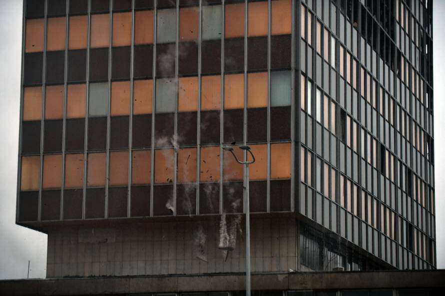 Zagreb: Nastavlja se gašenje Vjesnikovog nebodera, teška noć iza vatrogasaca