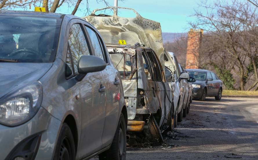 Zagreb: Na Svetom Duhu izgorio automobil