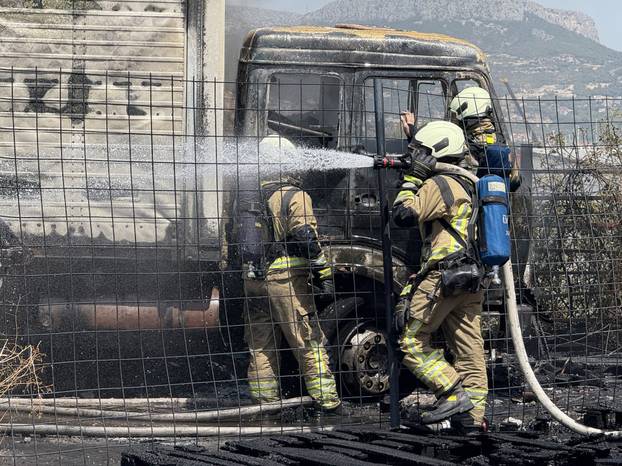 Split: Izbio požar na Stinicama, gorjelo smeće i vozilo