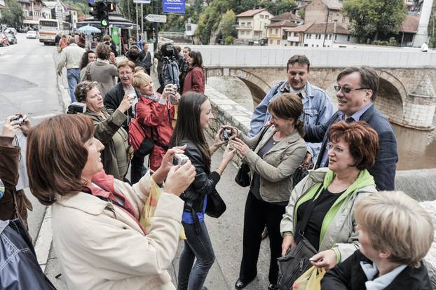 Rijetko viđene fotke Halida: Svi su pohrlili k njemu, a on se rado fotografirao s obožavateljima...