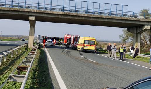 VIDEO Rukometaši Spačve golim rukama iz kamiona spasili vozača i pružili mu prvu pomoć