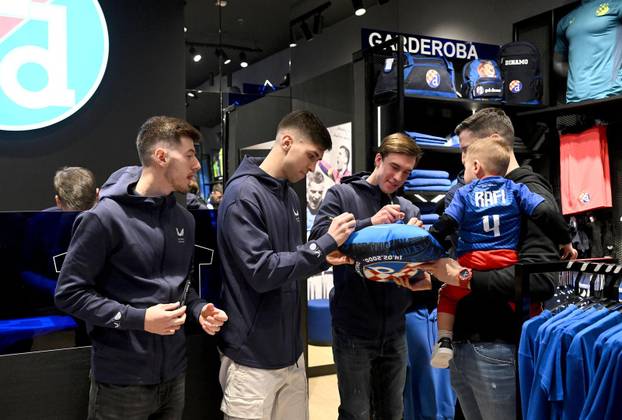 Zagreb: Nogometa&scaron;i Dinama dru&zcaron;ili se s navija&ccaron;ima u Fan shopu u Areni