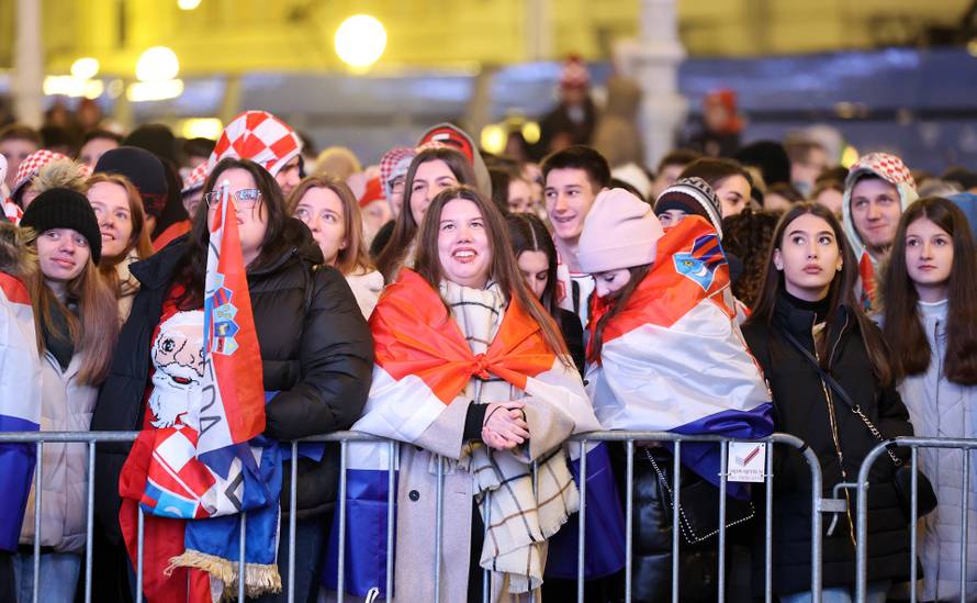 Zagreb: Navija?i gledaju utakmicu izme?u Hrvatske i Argentine na Trgu bana Josipa Jela?i?a