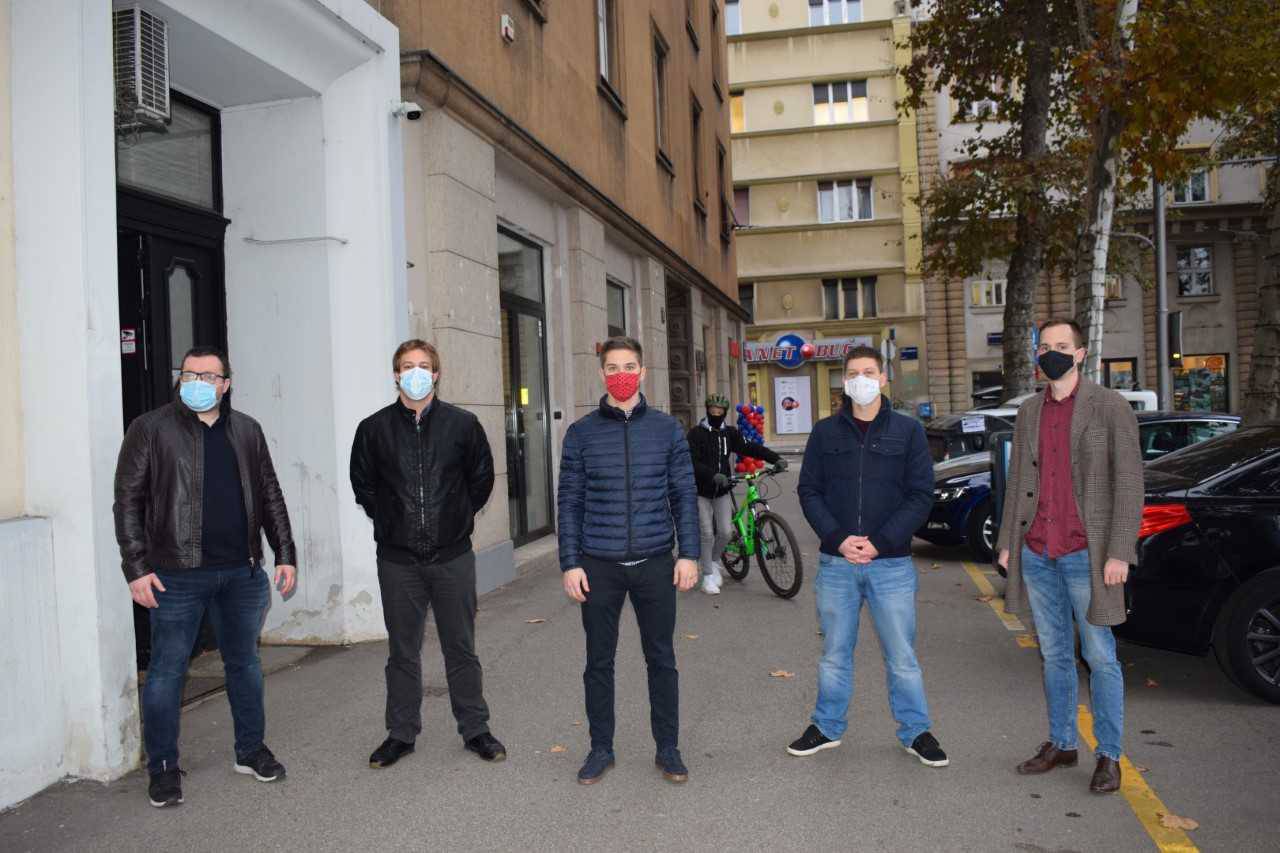 Mladi SDP-ovci na Trg žrtava fašizma donijeli sliku Sanadera i Plenkovića, ali i Kazneni zakon