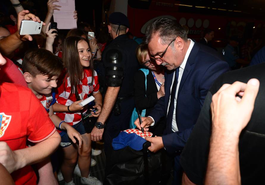 Tisuće ljudi dočekale 'vatrene'! Navijači skandirali Anti Čačiću