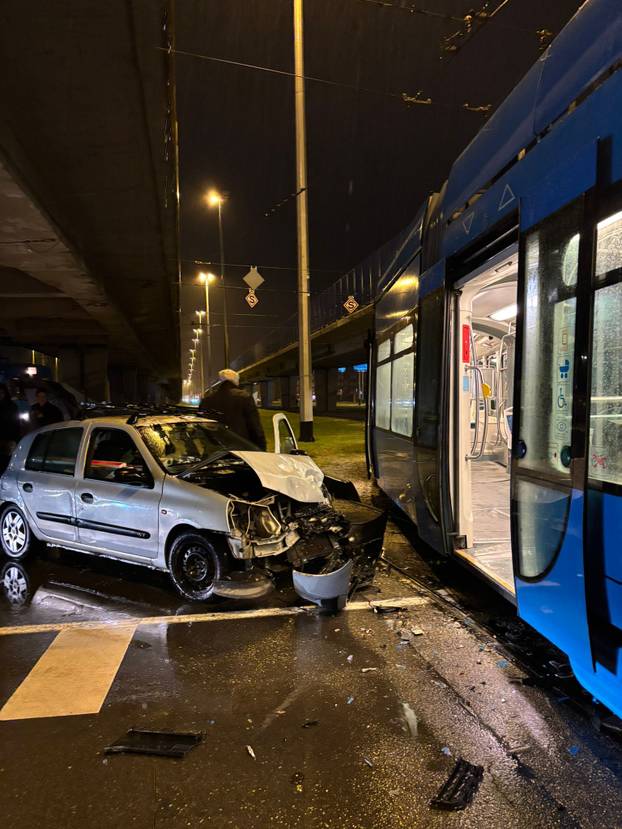 FOTO Auto se zabio u tramvaj kod Utrina, putnici u šoku: 'Tu je udario baš gdje sam sjedila'
