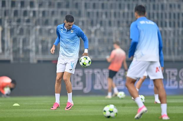 Zagrijavanje nogometaša uoči početka utakmice Midtjyllanda i Rijeke u play-offu za ulazak u UEFA Konferencijsku ligu