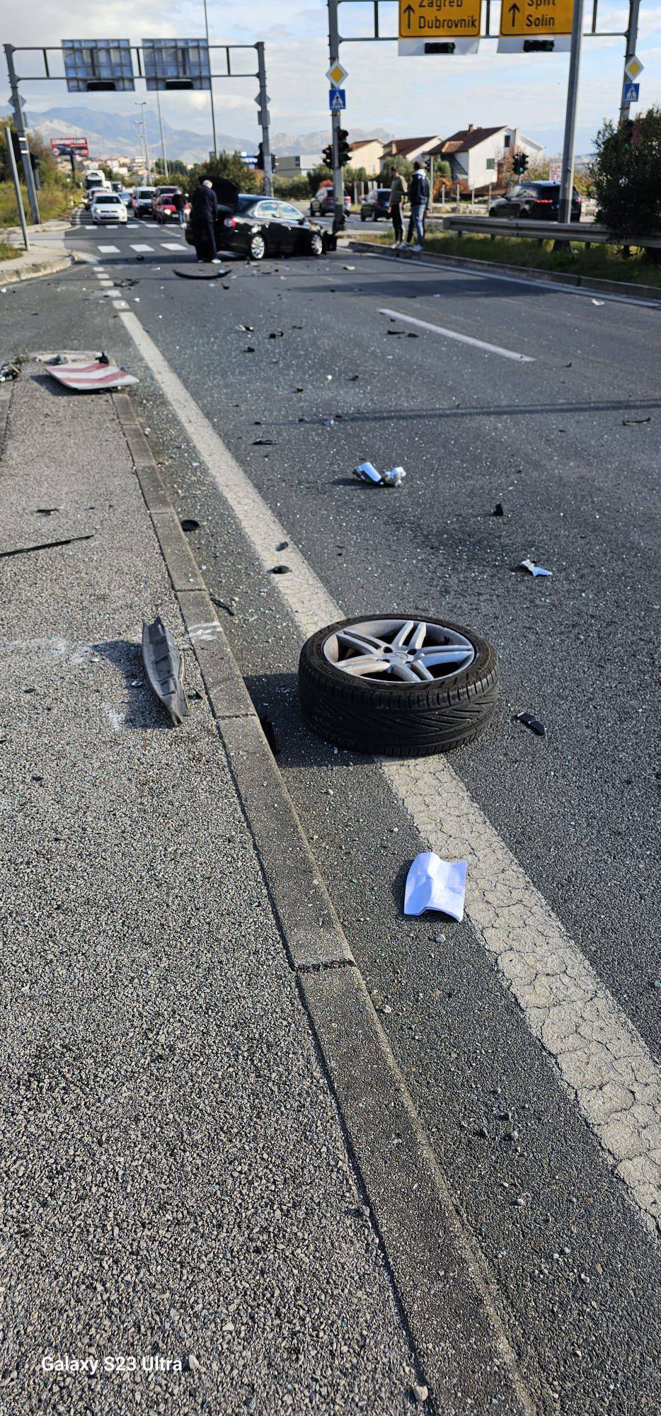 FOTO Auto u nesreći kod Kaštel Sućurca završio na boku: 'Jedan vozač ozlijeđen, staklo posuvda'