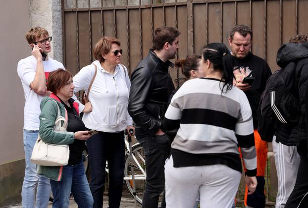 Samobor: Ljudi čekaju u redu ispred Ghetaldusa za karte za Thompsonov koncert