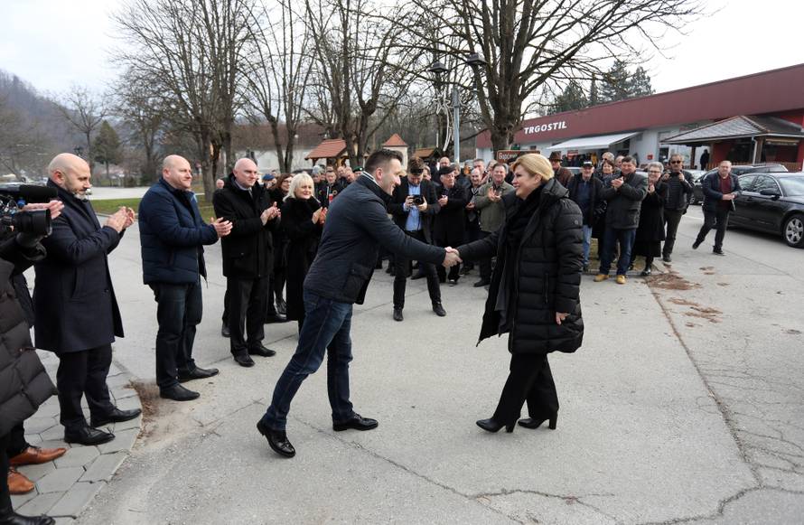 Kolinda polagala vijence, palila svijeće i slavila Novu godinu