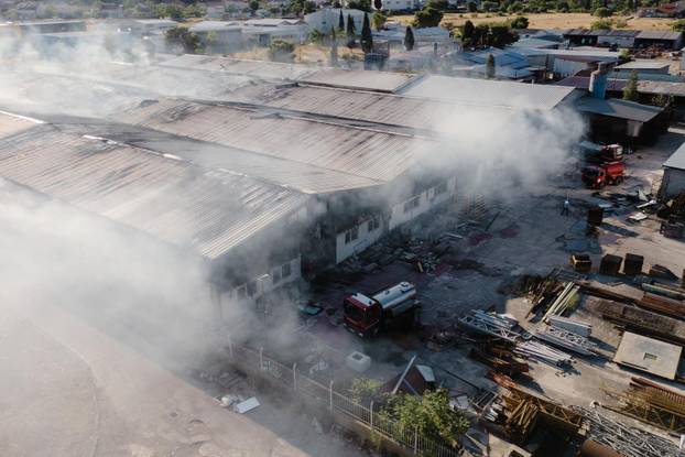 Mostar: Pogled iz zraka na tri hale tvrtke Interkomerc koje su izgorile u požaru