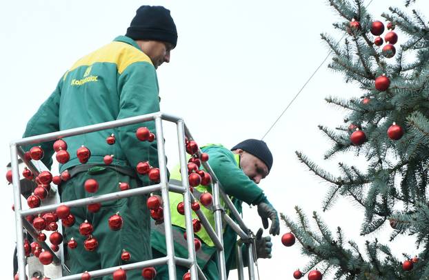 Sisak: Ukrašavanje božićnog drveta u središtu grada