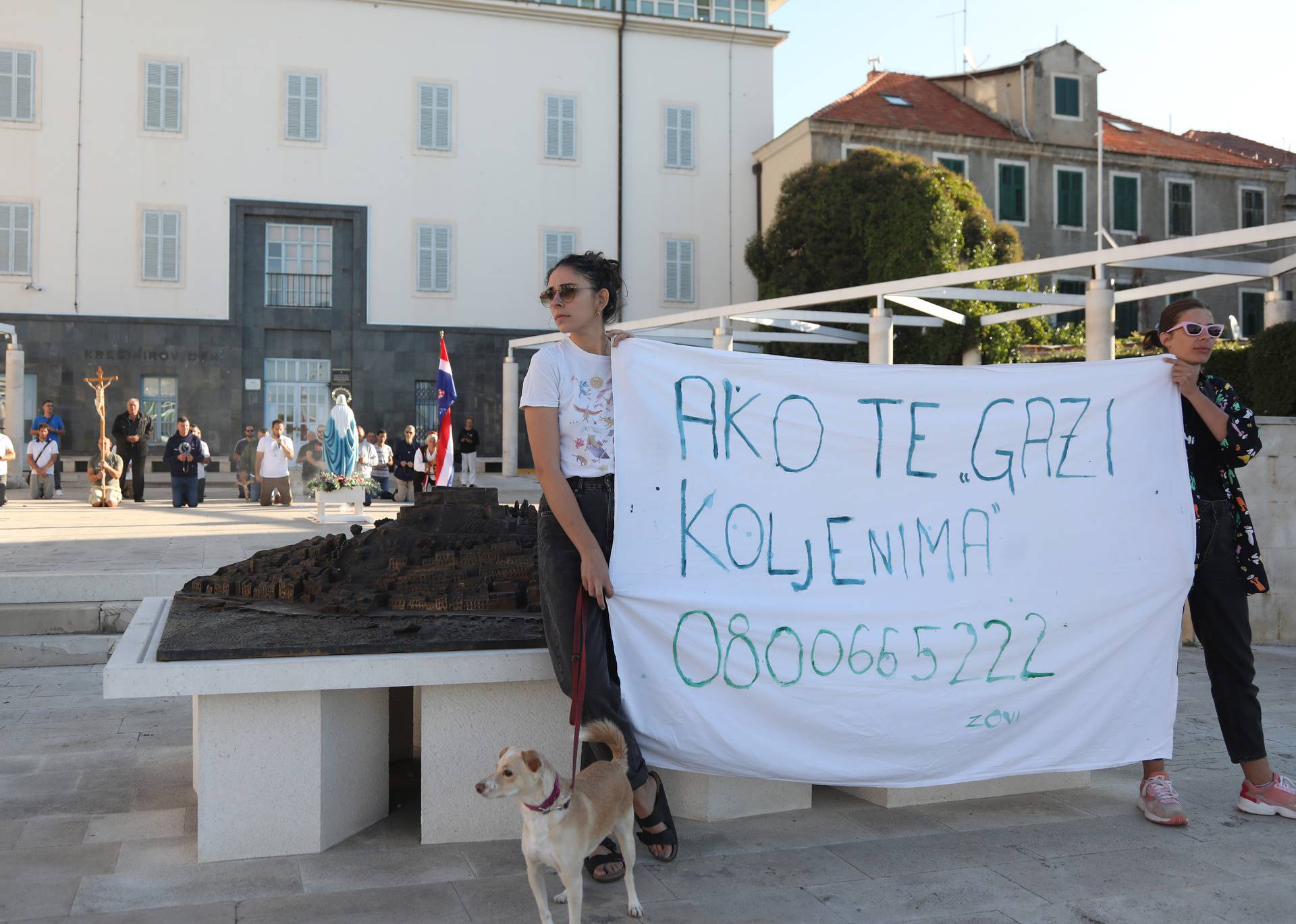 Broj linije za žene i djecu žrtve nasilja u obitelji istaknule su dvije žene u blizini molitelja u Šibeniku 