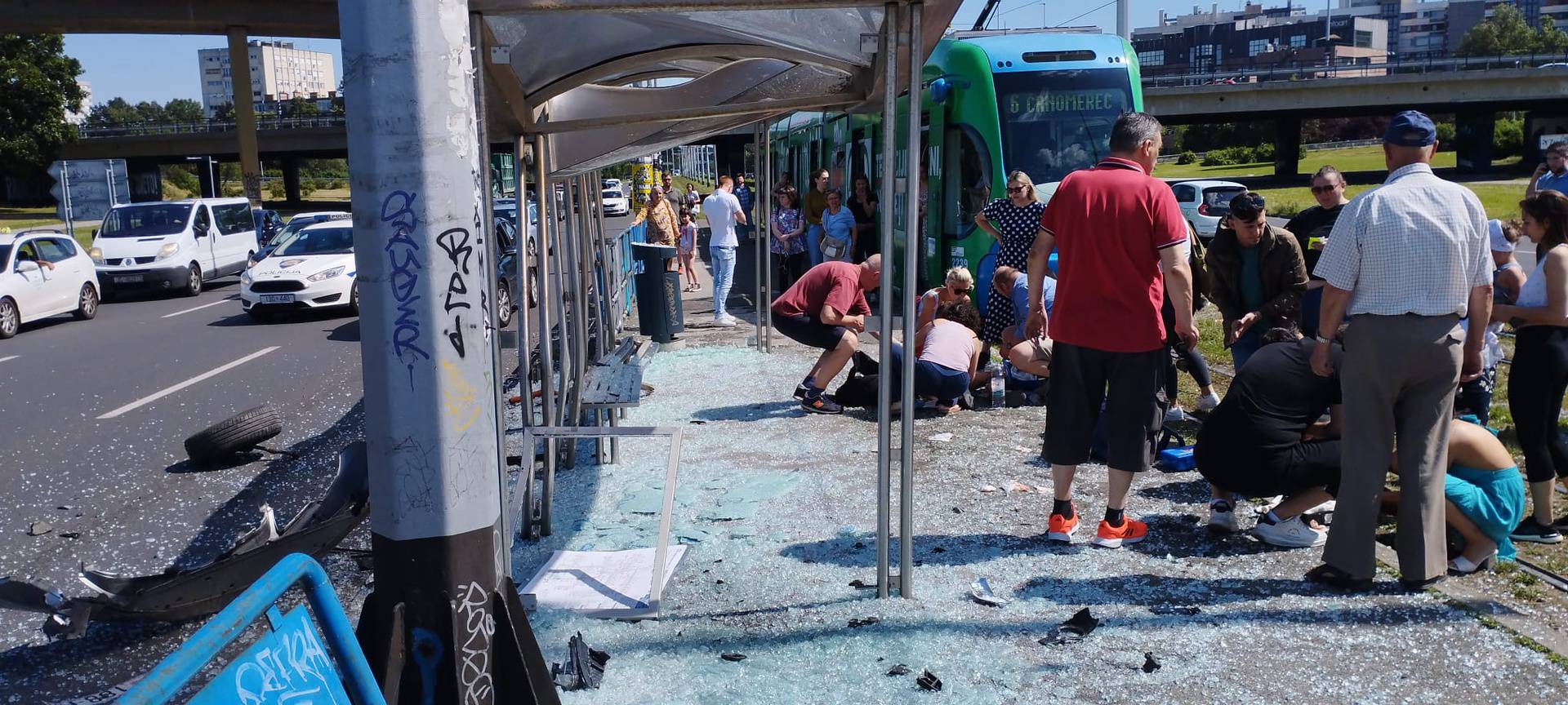 FOTO Troje djece ozlijeđeno nakon naleta auta na stanicu tramvaja: Vozača su priveli