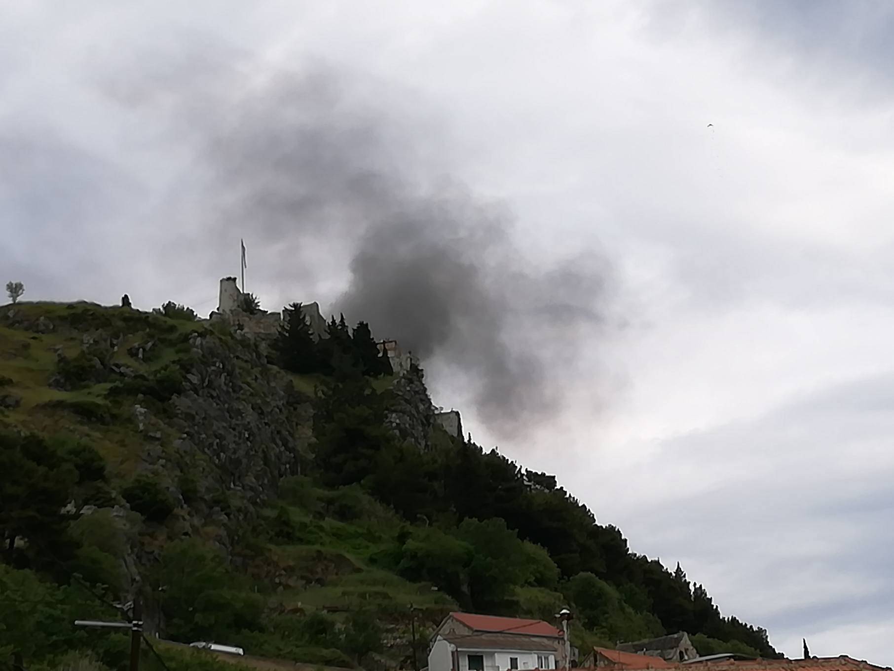 Zapalila se tvrđava Klis, veliki požar gasili su više od tri sata