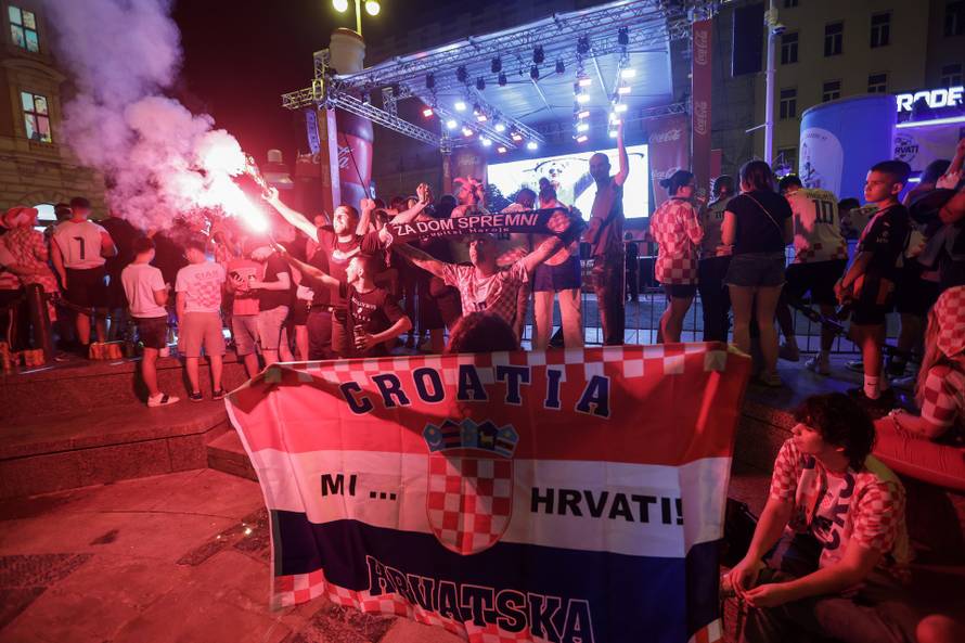 Zagreb: Navijači na na Trgu bana Jelačića prate utakmicu Hrvatska  - Portugal 