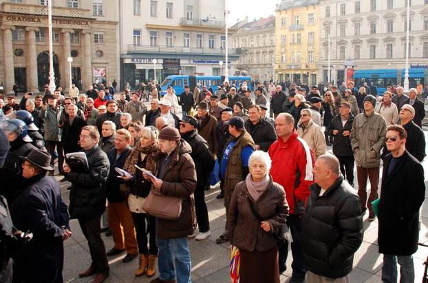 ARHIVA: Zagreb: Prosvjed protiv ulaska Hrvatske u EU na Trgu bana Jela?i?a