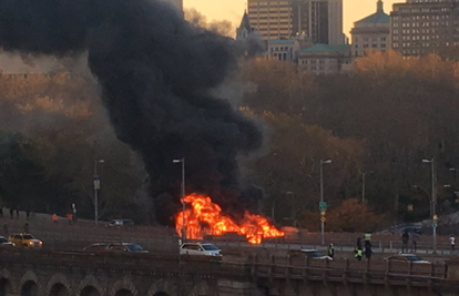 Užasni prizor u New Yorku: Na mostu sudar, eksplozija i požar