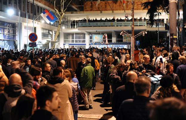 Beograd: Studenti u blokadi  objavili da su blokirali zgradu Radio-televizije Srbije (RTS) i najavili da će blokada trajati 22 sata
